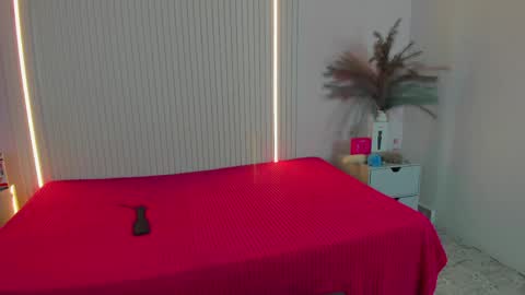 vivianowen9 online show from May 2, 12:30 pm