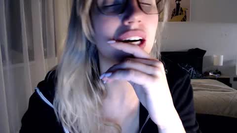 Snapshot of vivica_coke chatting on February 18, 4:15 am VI online show from February 18, 4:15 am