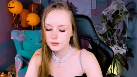 Snapshot of vivienleeigh chatting on October 18, 9:12 am Vivien online show from October 18, 9:12 am