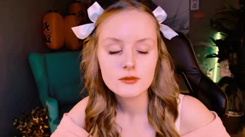 Snapshot of vivienleeigh chatting on September 14, 11:19 am Vivien online show from September 14, 11:19 am