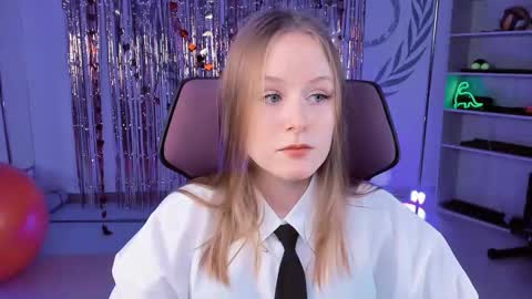Snapshot of vivienleeigh chatting on March 8, 9:02 am Vivien online show from March 8, 9:02 am