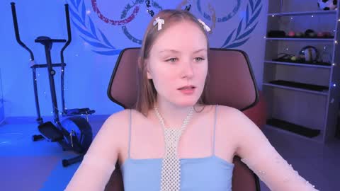 Snapshot of vivienleeigh chatting on December 19, 9:29 am Vivien online show from December 19, 9:29 am