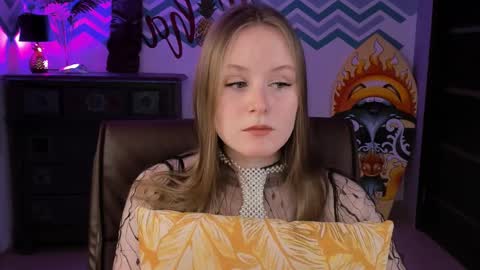 Snapshot of vivienleeigh chatting on March 2, 9:10 am Vivien online show from March 2, 9:10 am