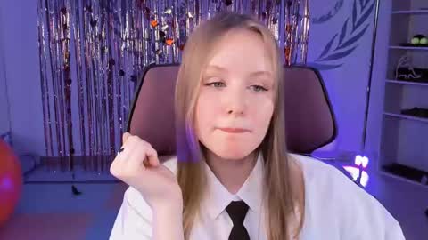 Snapshot of vivienleeigh chatting on March 7, 5:17 pm Vivien online show from March 7, 5:17 pm