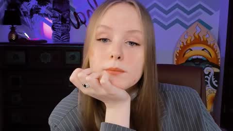 Snapshot of vivienleeigh chatting on February 22, 9:12 am Vivien online show from February 22, 9:12 am