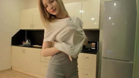 Snapshot of w1xll chatting on September 26, 4:21 am Nana online show from September 26, 4:21 am