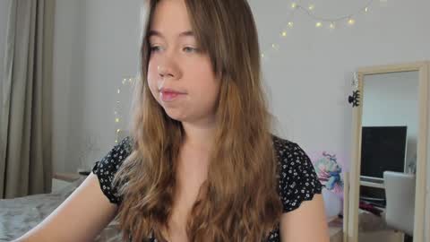 Snapshot of watermelon_sugar_ chatting on January 21, 8:41 am Tess Pls support me with Can we reach 155 my favorite number online show from January 21, 8:41 am