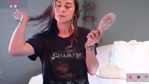 WickedWifeXO online show from August 6, 12:01 pm