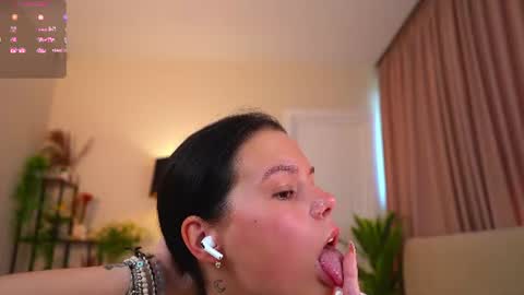 Mia online show from June 12, 3:14 am
