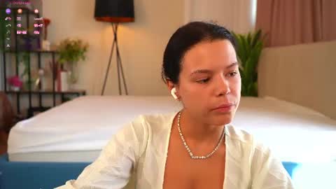 Mia online show from June 14, 4:03 am