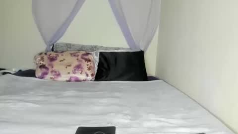 Snapshot of yasminayazzie chatting on October 17, 12:36 am Yasmina online show from October 17, 12:36 am