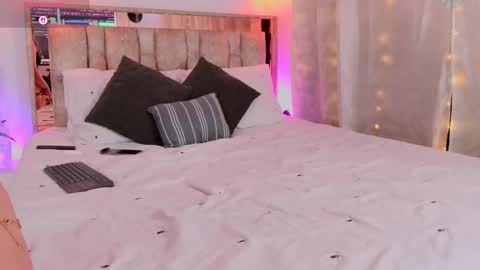 yellow_lily online show from February 18, 5:23 pm