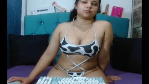 yesamin_stone18 online show from July 2, 12:22 pm