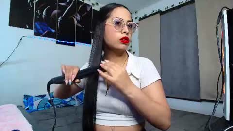 yesie_hot2 online show from July 9, 2:25 am