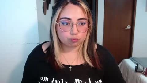 hii i am yini online show from July 10, 12:56 am