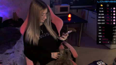 Snapshot of yngmilf_ chatting on December 15, 2:52 am online show from December 15, 2:52 am