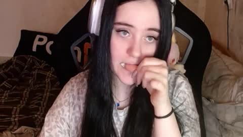 your_8a8y online show from November 20, 11:33 am