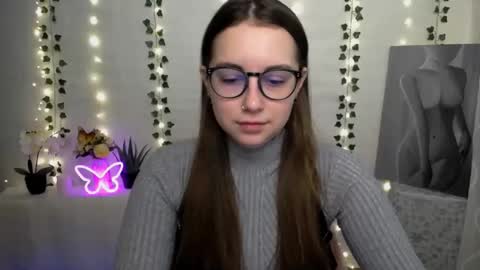 Snapshot of yours_piece_of_happiness_ chatting on March 3, 6:42 am Happy online show from March 3, 6:42 am