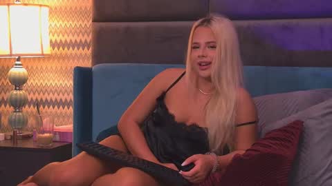 Snapshot of yssabelfox chatting on September 23, 4:10 am Foxie online show from September 23, 4:10 am