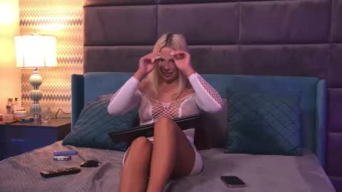Snapshot of yssabelfox chatting on September 18, 4:55 am Foxie online show from September 18, 4:55 am