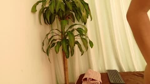 yuliethpetite online show from June 19, 1:25 pm