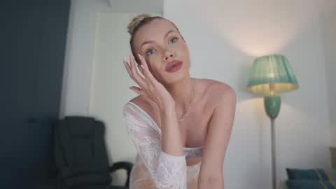 yvonna_ online show from June 21, 1:26 pm