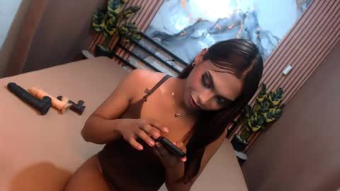 yvonnellvs online show from May 2, 9:29 pm