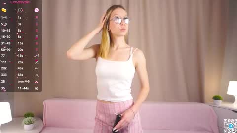 Snapshot of zara_shine chatting on October 5, 6:35 pm Criss online show from October 5, 6:35 pm
