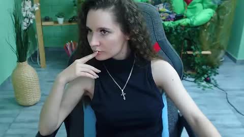 Snapshot of zianichols chatting on February 13, 10:33 pm zianichols online show from February 13, 10:33 pm