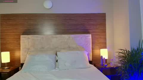 zoe_kravitx_ online show from May 4, 7:23 am