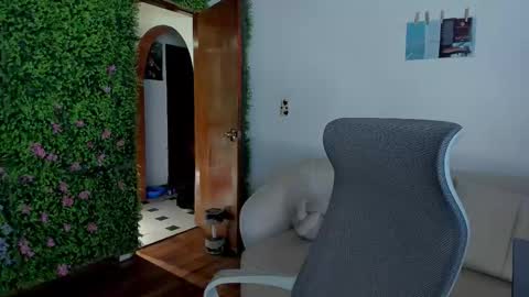 Snapshot of zoe_wattson chatting on September 25, 3:49 am Zoe online show from September 25, 3:49 am