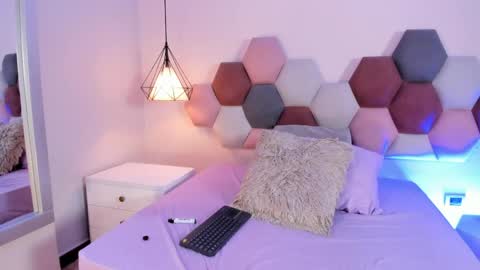 Zoe Anderson online show from April 23, 2:52 am