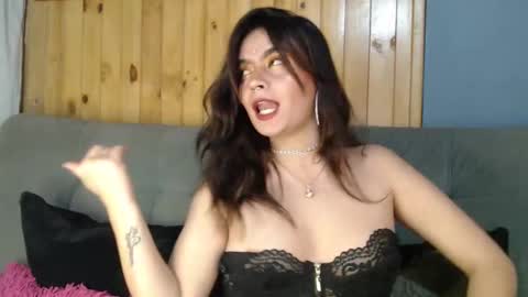 Snapshot of zoee_t chatting on October 9, 1:54 am Zoee online show from October 9, 1:54 am