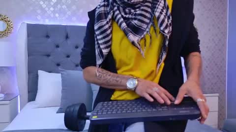 Zoe Krug online show from November 15, 12:17 pm