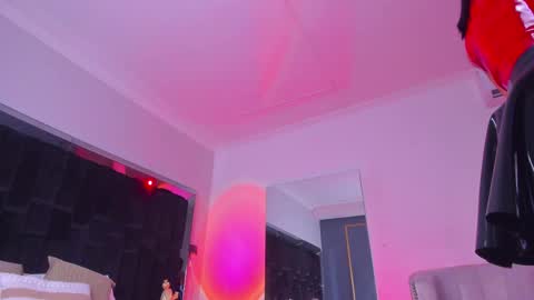 zoevidal_ online show from February 19, 12:00 pm