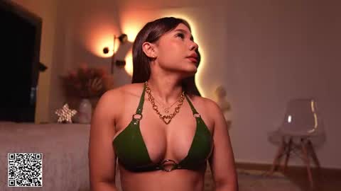 zoevidal_ online show from July 5, 12:11 pm