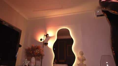 zoevidal_ online show from July 25, 12:34 pm