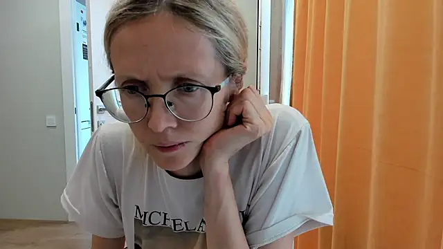 Snapshot of angelmommu chatting on September 18, 12:15 pm angelmommu online show from September 18, 12:15 pm