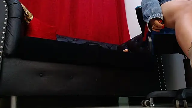 Abril Beltran  online show from February 21, 10:21 pm