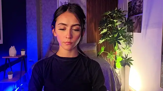 Coralinnee  online show from May 8, 2:59 am