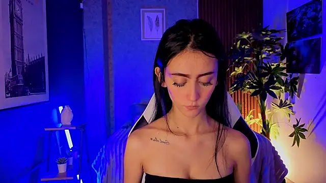 Coralinnee  online show from June 16, 2:23 am