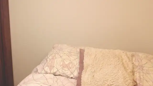 Snapshot of alice_middlee chatting on October 1, 6:13 pm alice middlee online show from October 1, 6:13 pm