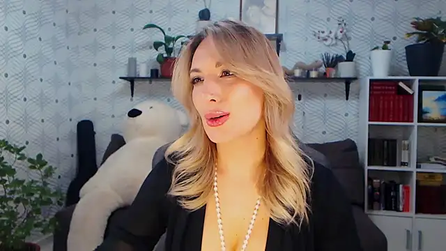 MillaXQueen online show from February 5, 3:37 pm