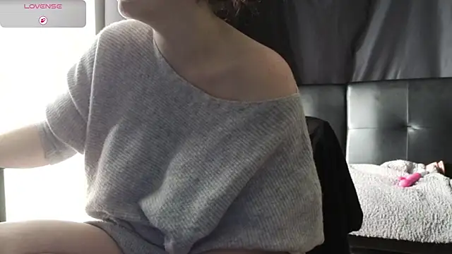 Mia G0ld online show from March 4, 3:40 pm