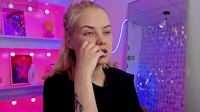 StephanieSweety online show from August 5, 5:19 pm