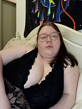 Sexycurvyemilyy online show from April 16, 9:39 pm