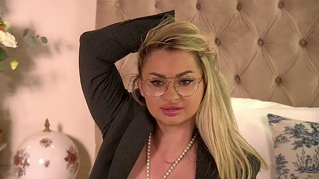 Denisse Perry online show from September 10, 11:05 pm