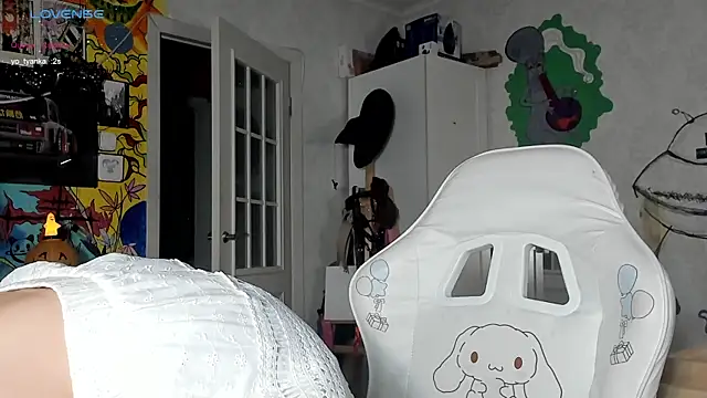 Snapshot of Sunny_Mouse_ chatting on October 17, 6:11 pm Sunny Mouse online show from October 17, 6:11 pm
