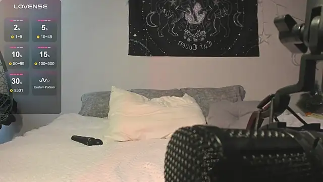 JuliaVangg 19 online show from July 9, 2:36 am