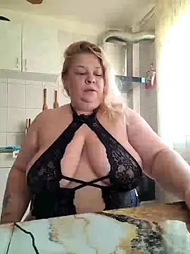 Snapshot of AriannaMilf chatting on September 15, 6:32 am AriannaMilf online show from September 15, 6:32 am